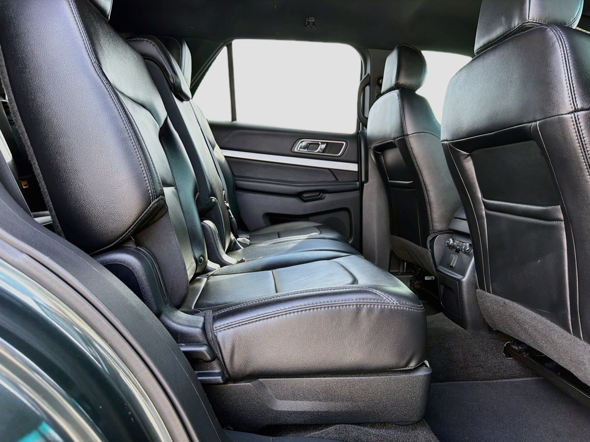 Used 2016 Ford Explorer XLT w/ Equipment Group 202A FWD image 30