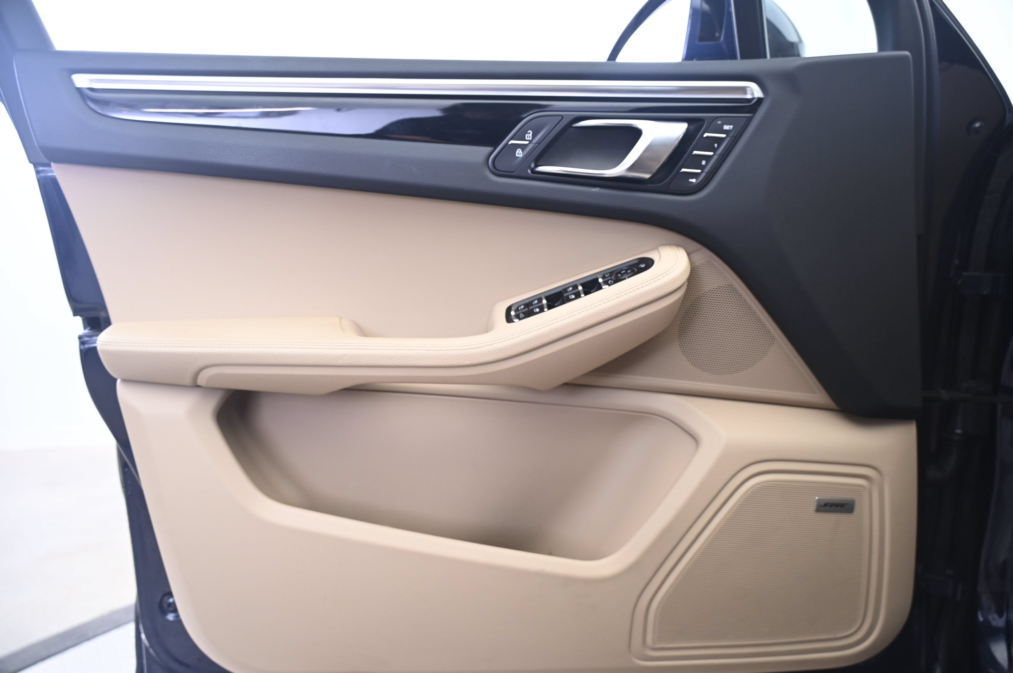 Certified 2022 Porsche Macan AWD/4WD image 26