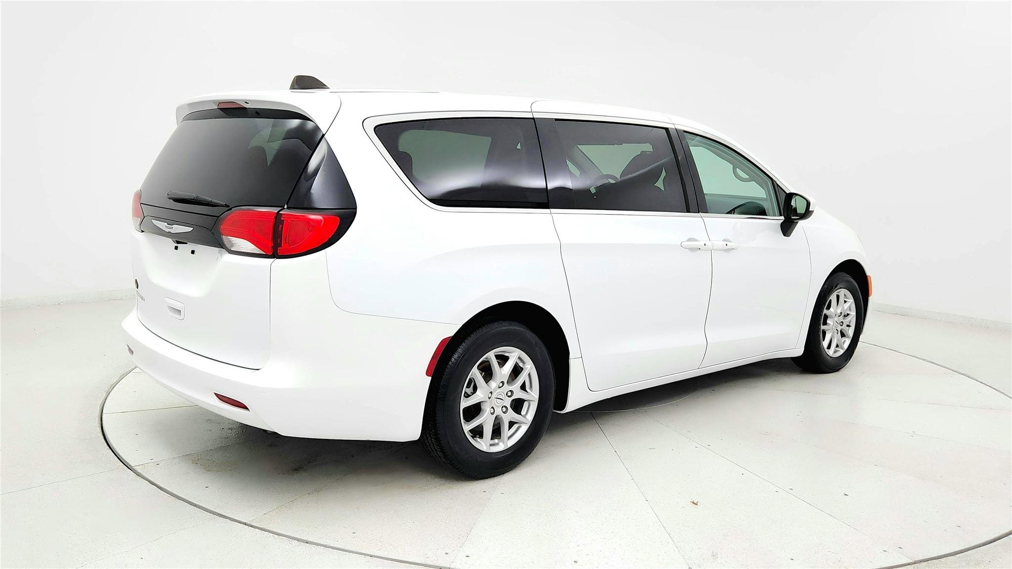 Used 2023 Chrysler Voyager LX FWD image 5