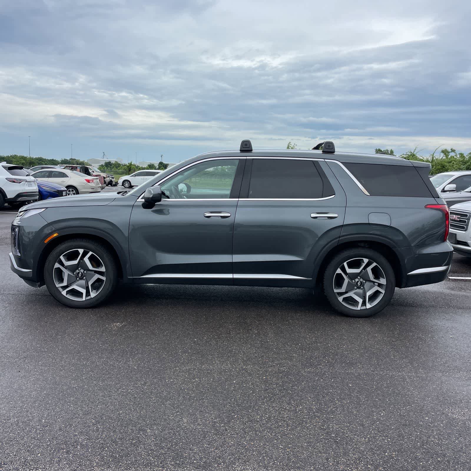 Used 2024 Hyundai Palisade SEL w/ Premium Package FWD image 2