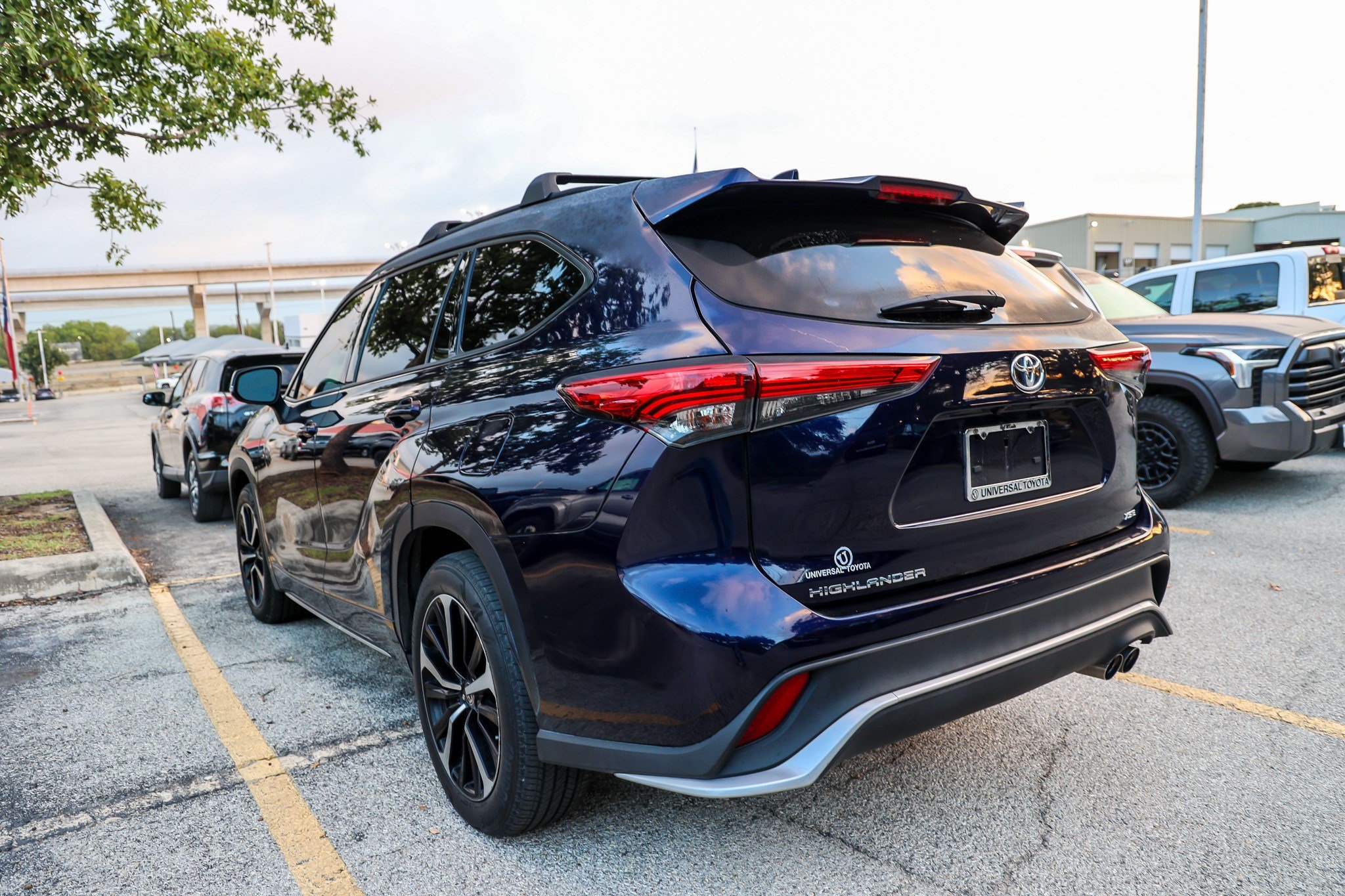 Used 2022 Toyota Highlander XSE FWD image 9