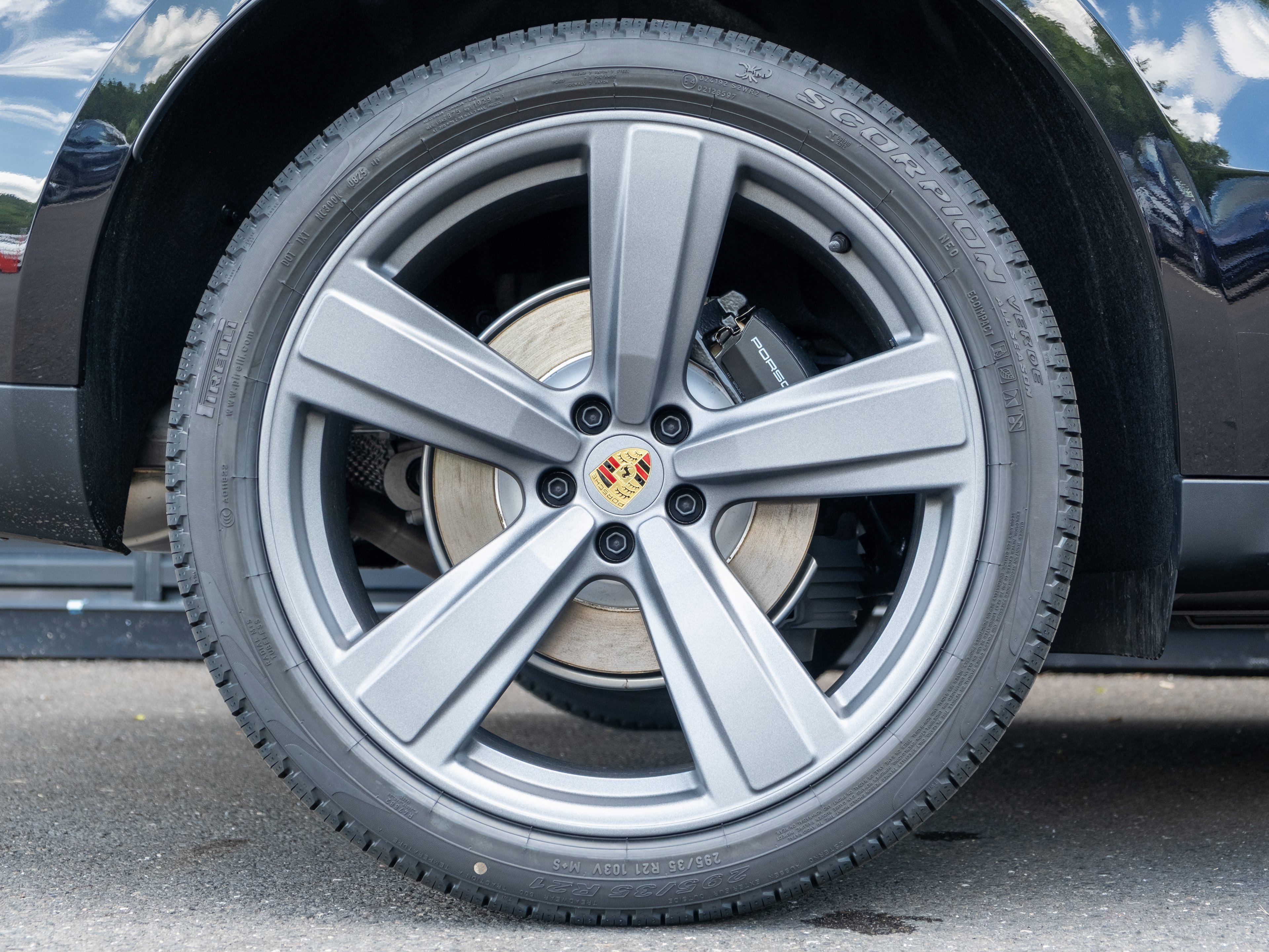 Certified 2025 Porsche Macan image 14