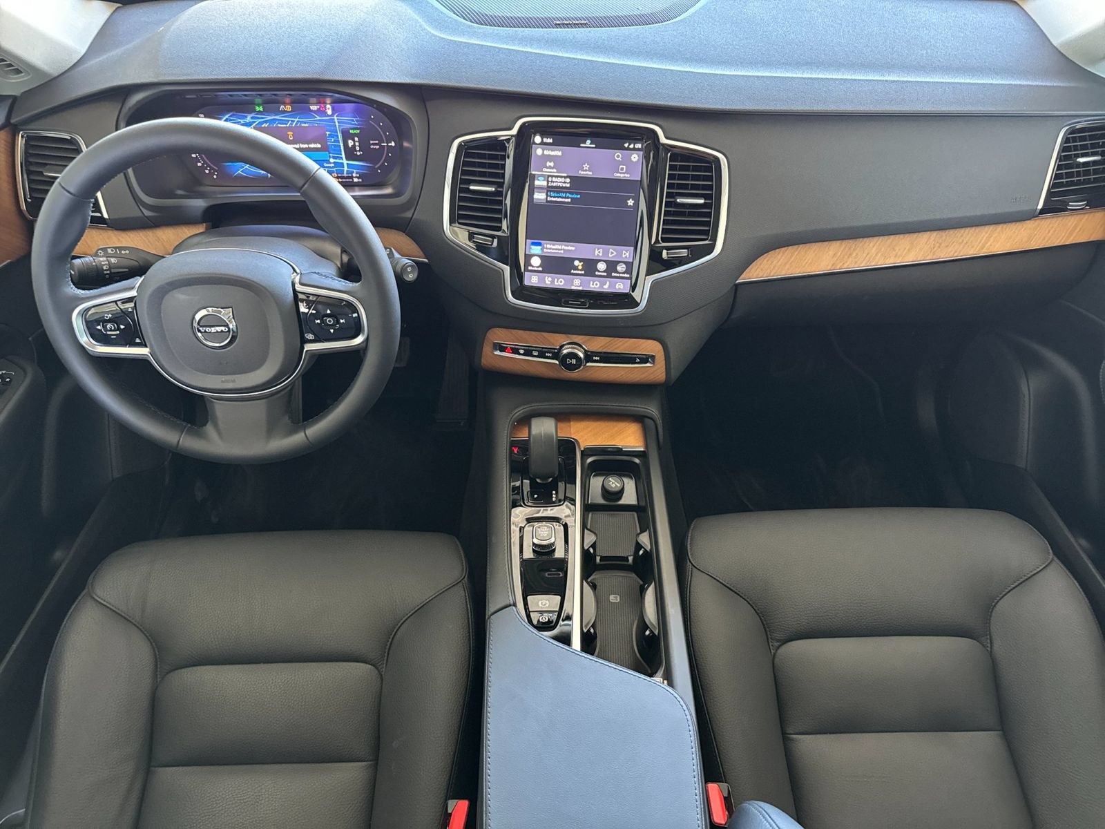 Certified 2024 Volvo XC90 T8 Plus AWD/4WD image 4