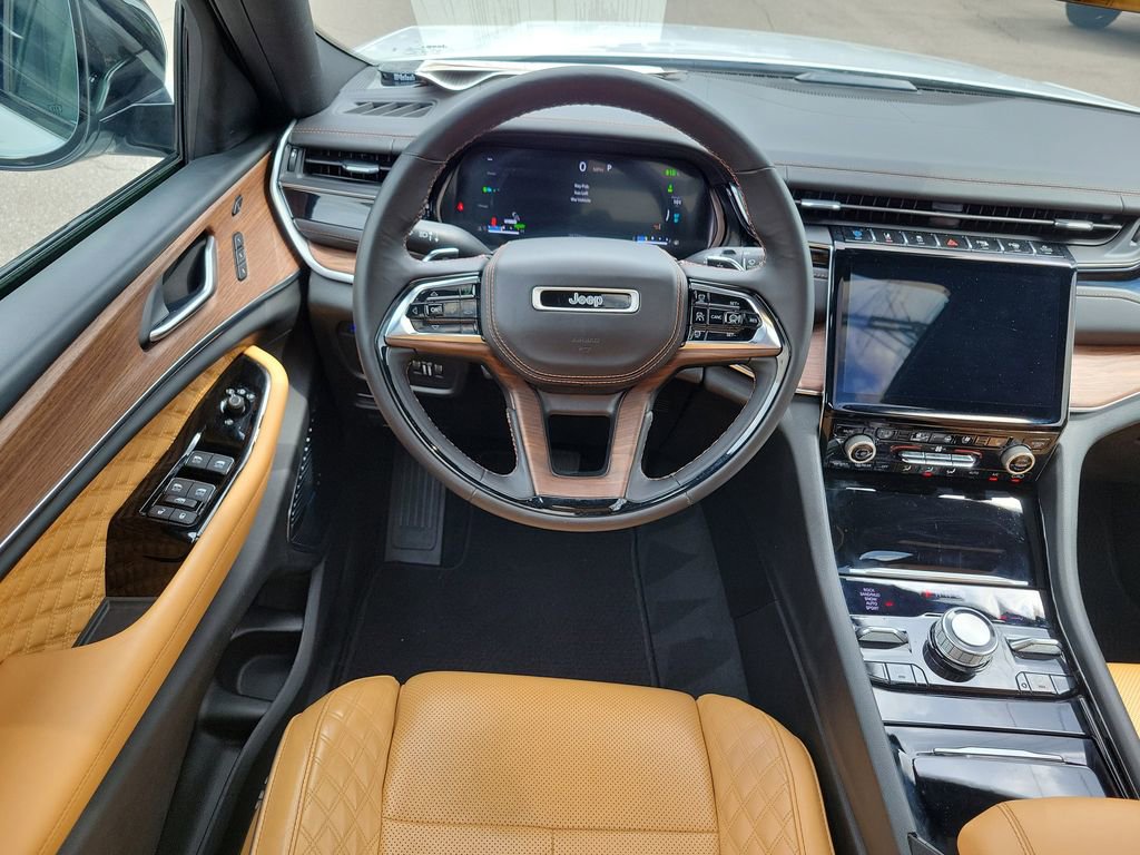 Used 2022 Jeep Grand Cherokee Summit w/ Advanced Protech Group IV AWD/4WD image 10