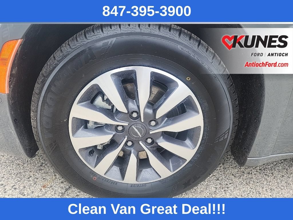 Used 2022 Chrysler Pacifica Touring-L w/ Uconnect Theater Family Group FWD image 17
