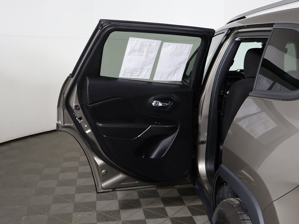 Used 2021 Jeep Cherokee Latitude image 17