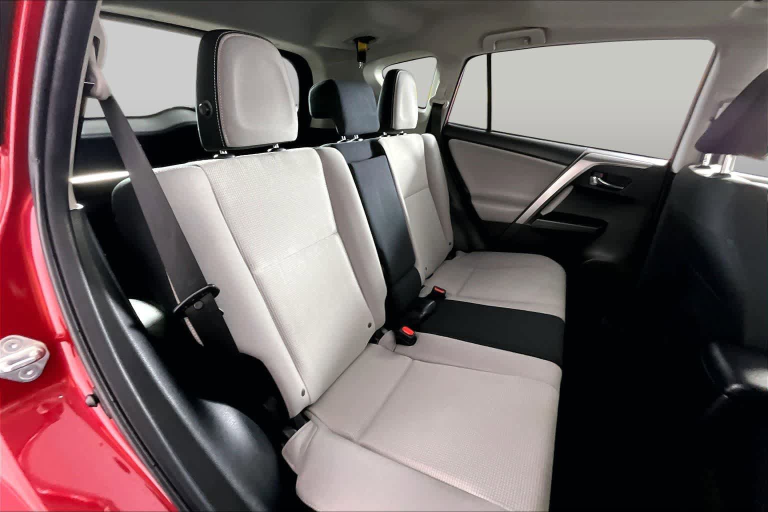 Used 2017 Toyota RAV4 XLE w/ Carpet Mat Package FWD image 20