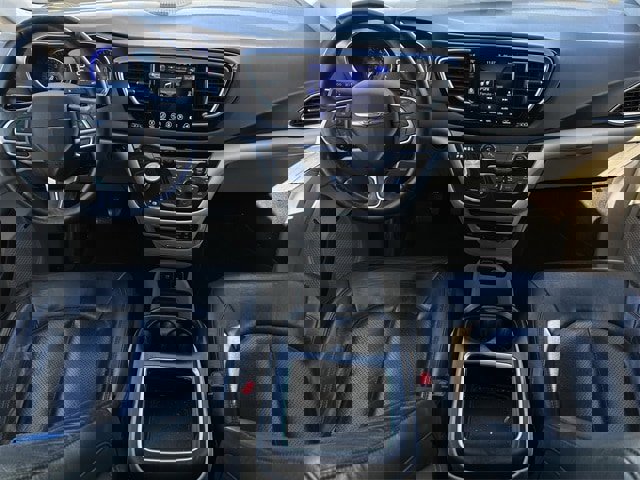 Used 2017 Chrysler Pacifica Touring-L Plus image 11