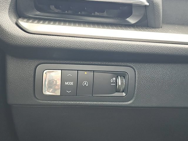Used 2025 Chevrolet Traverse LT FWD image 25