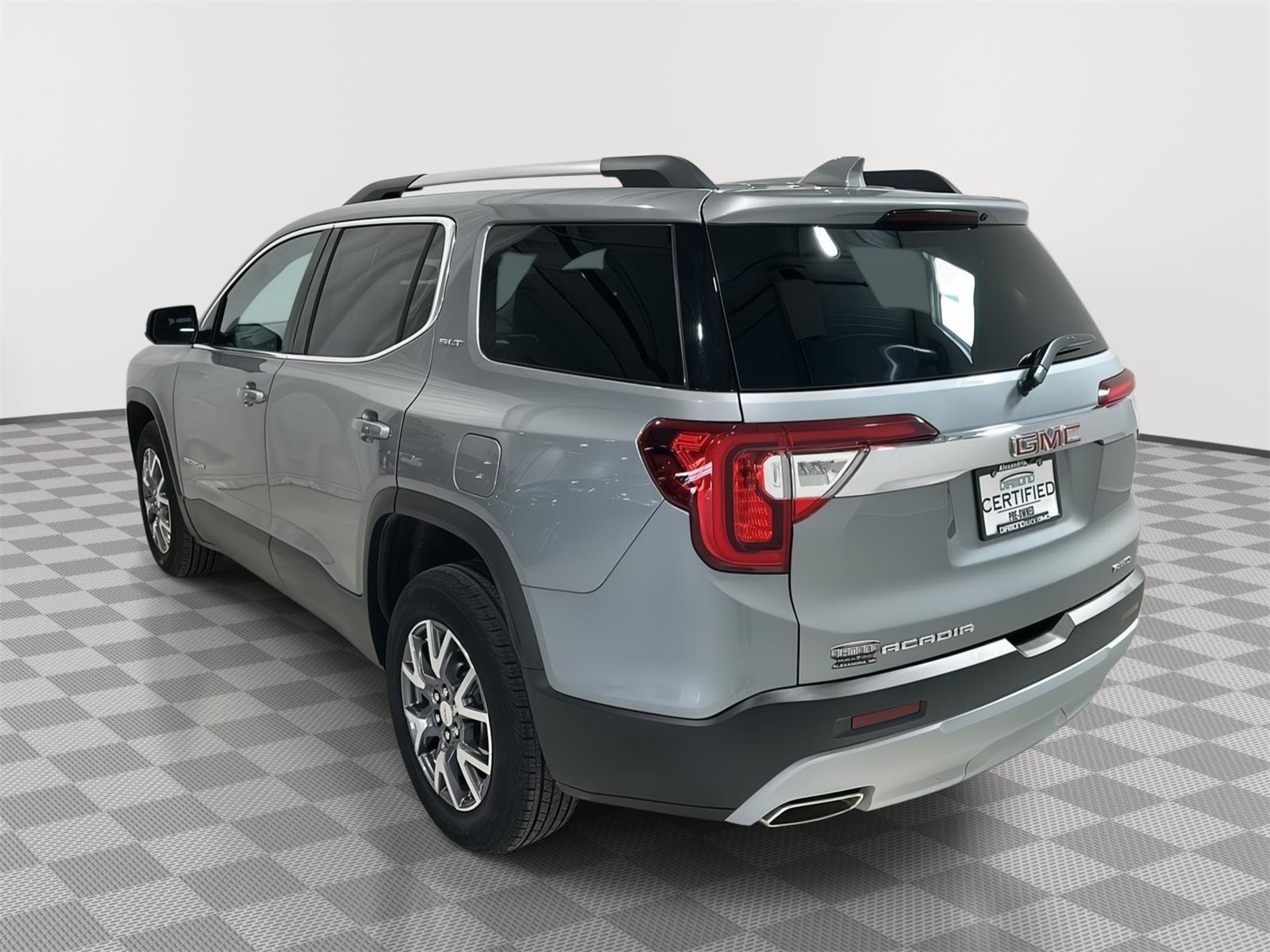 Used 2023 GMC Acadia SLT w/ Preferred Package image 3
