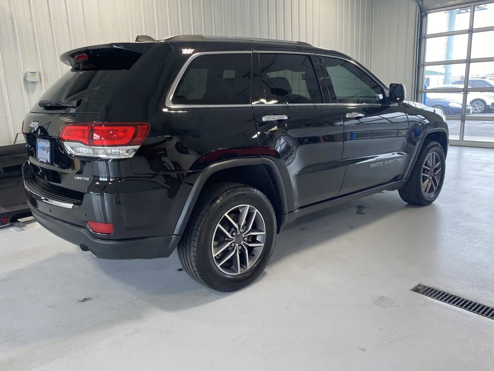 Used 2021 Jeep Grand Cherokee Limited w/ Luxury Group II image 3