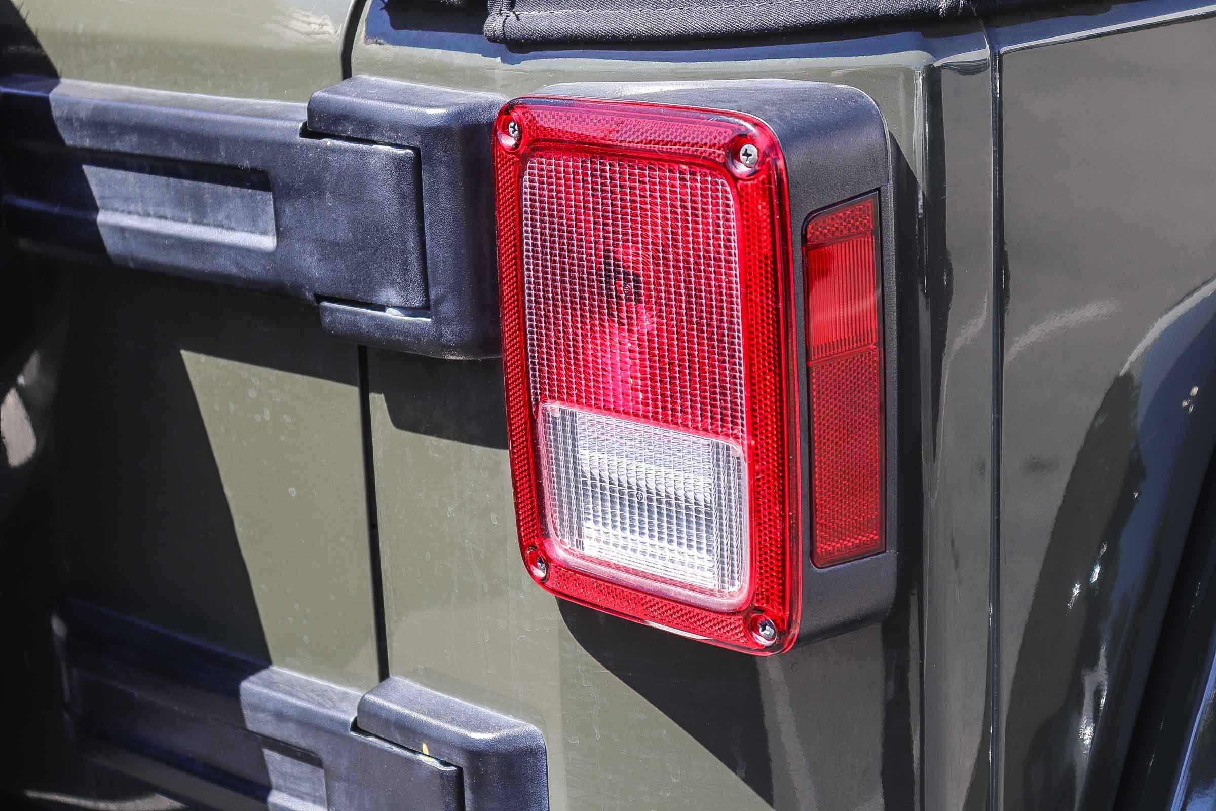 Used 2015 Jeep Wrangler Unlimited Sahara w/ Connectivity Group image 13