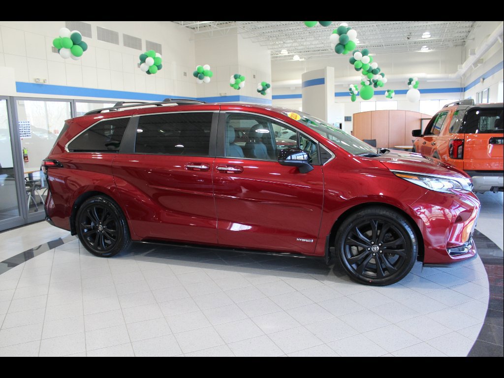 Used 2021 Toyota Sienna XSE w/ XSE Plus Package FWD image 4
