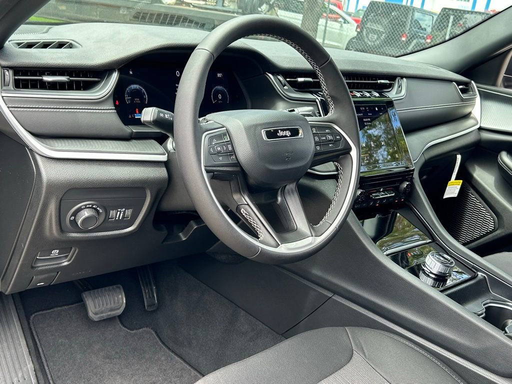 New 2024 Jeep Grand Cherokee L Laredo image 33