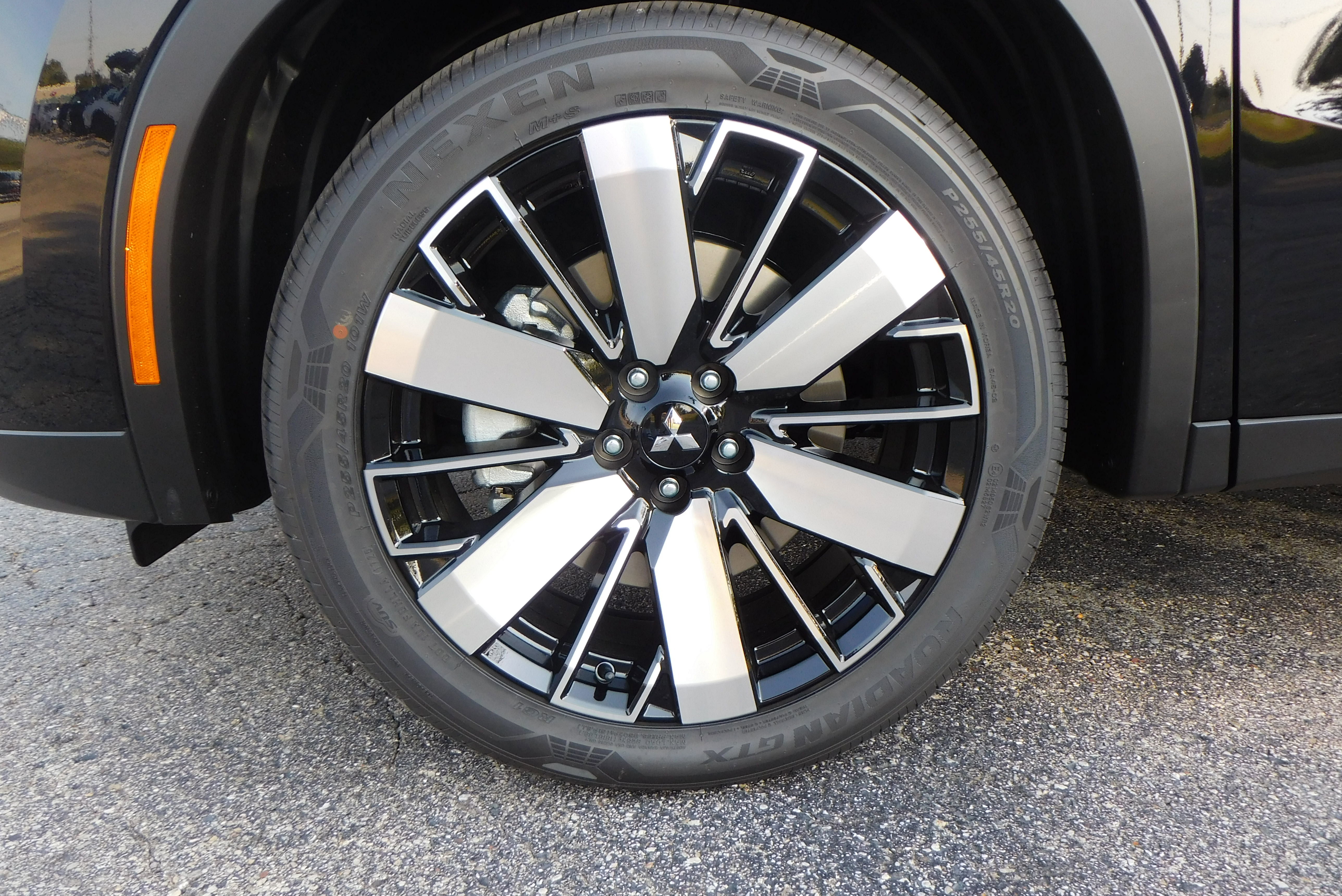 New 2025 Mitsubishi Outlander SE image 2