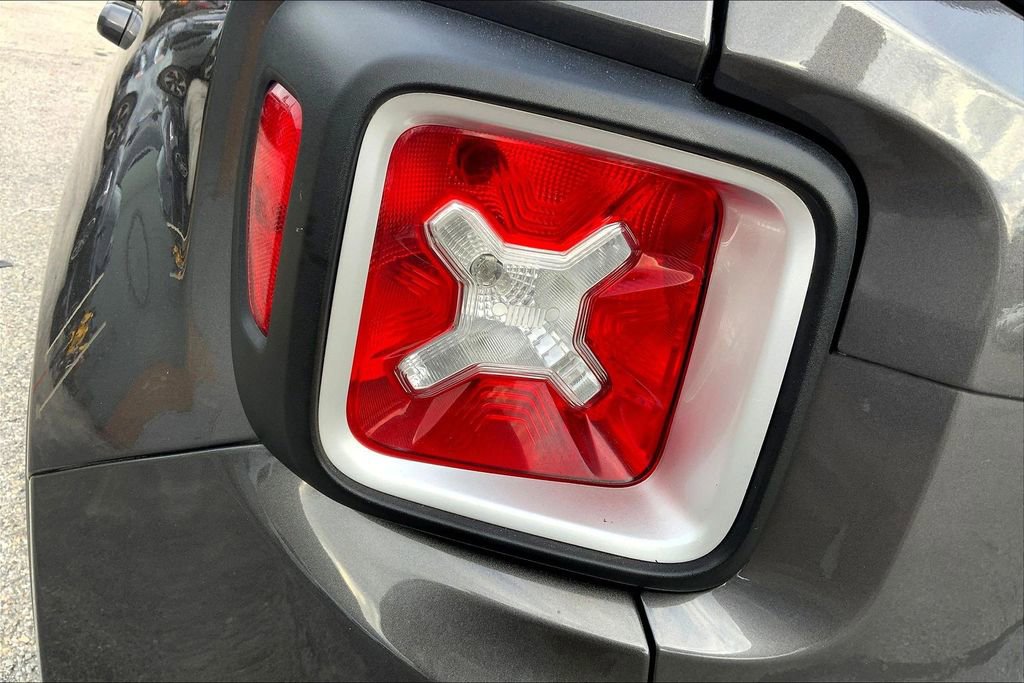 Used 2016 Jeep Renegade Limited image 27
