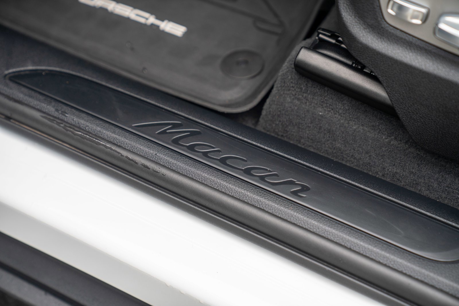 Certified 2025 Porsche Macan image 12