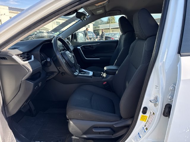 Used 2020 Toyota RAV4 LE AWD/4WD image 17