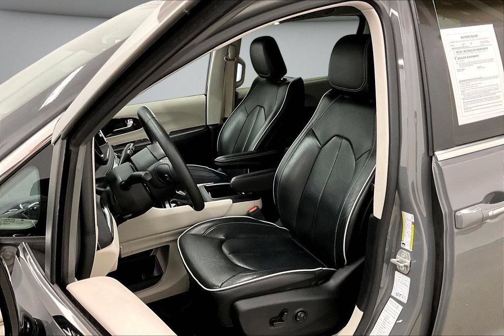 Used 2023 Chrysler Pacifica Limited FWD image 21