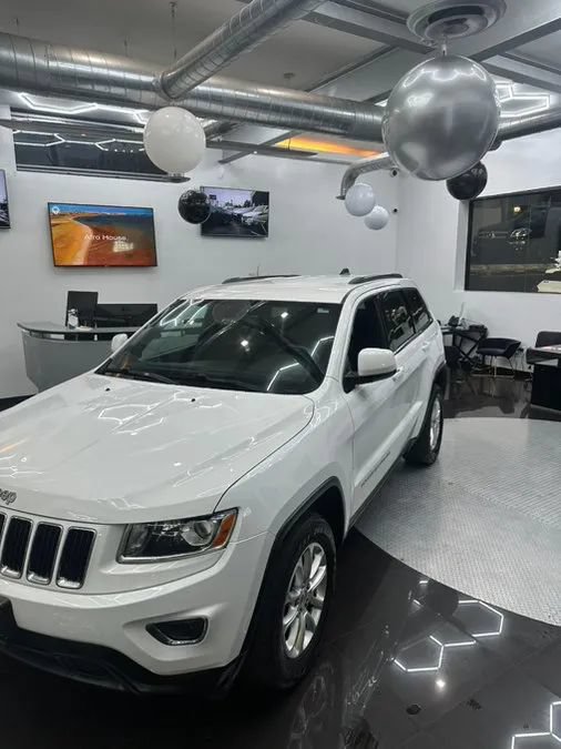 Used 2014 Jeep Grand Cherokee Laredo w/ 18" Wheel & 8.4" Radio Group AWD/4WD image 2