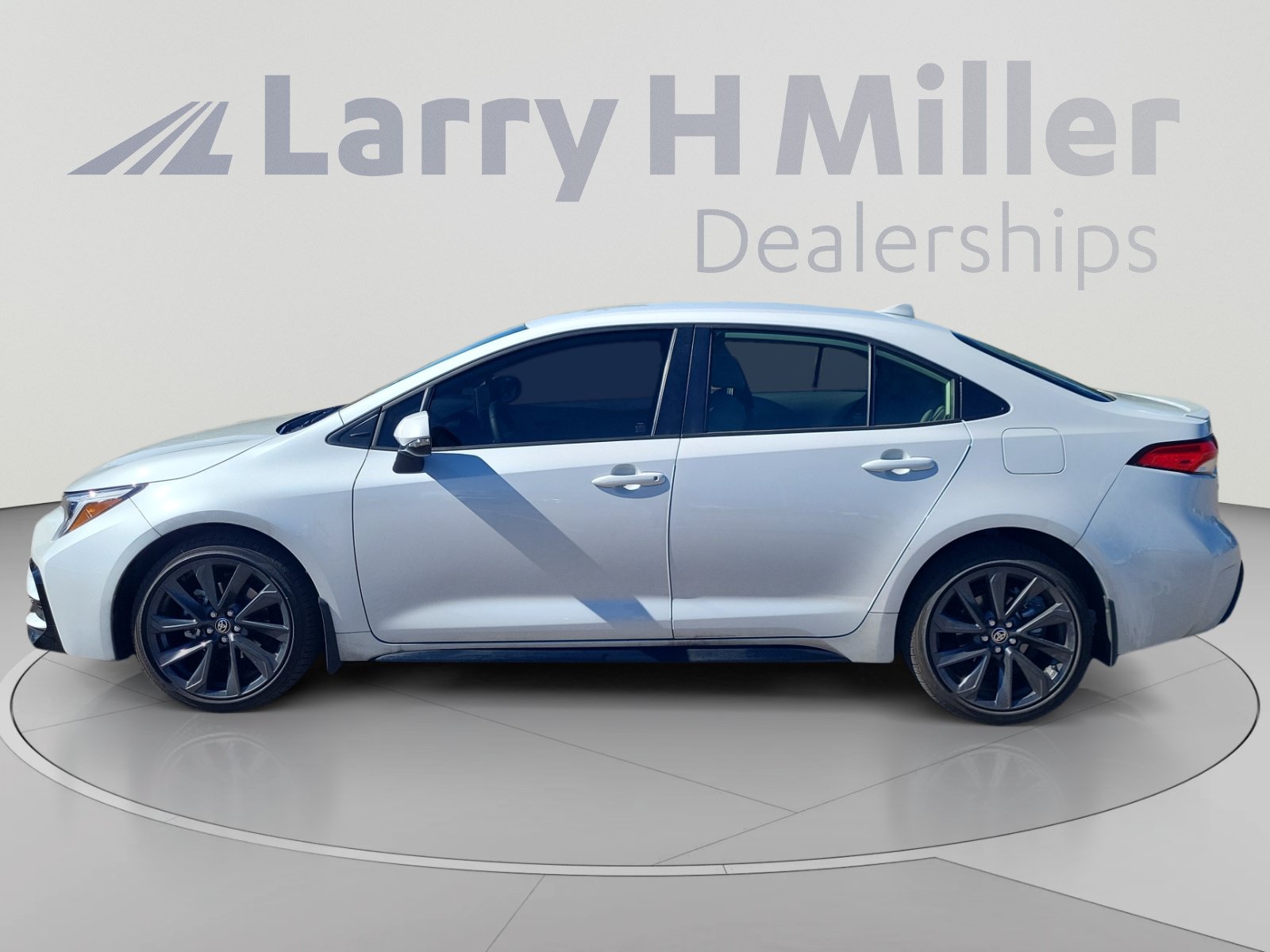 Used 2026 Toyota Corolla SE w/ SE Premium Package FWD image 2