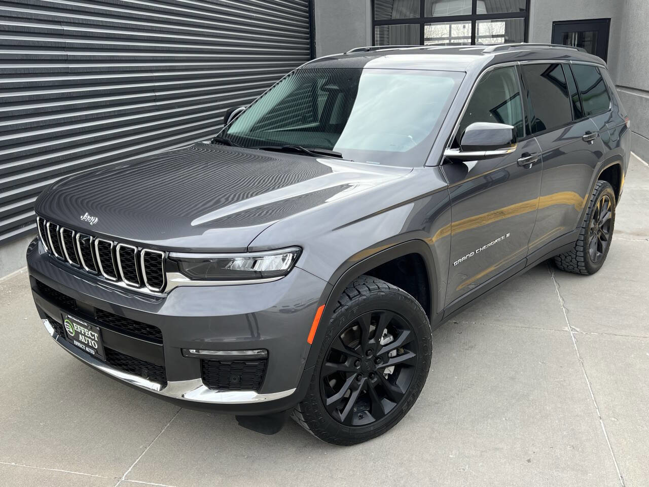 Used 2023 Jeep Grand Cherokee L Limited w/ Luxury Tech Group II image 2