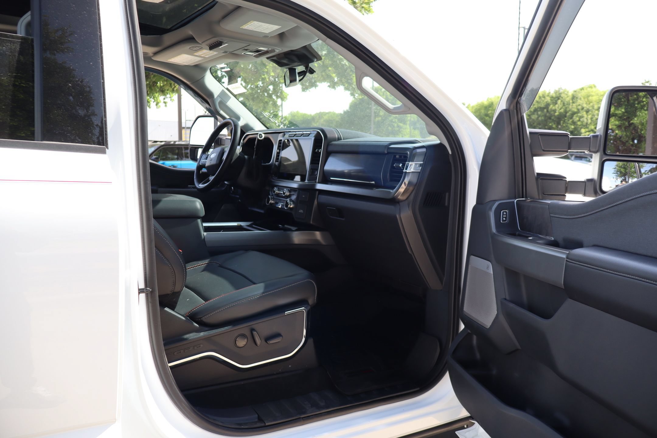 Used 2023 Ford F350 Lariat w/ Lariat Ultimate Package AWD/4WD image 29