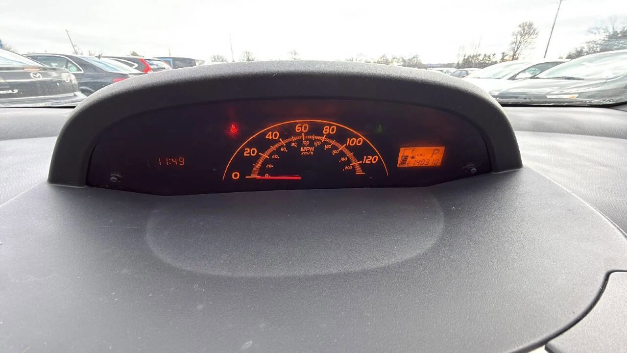 Used 2010 Toyota Yaris 4-Door Hatchback image 16