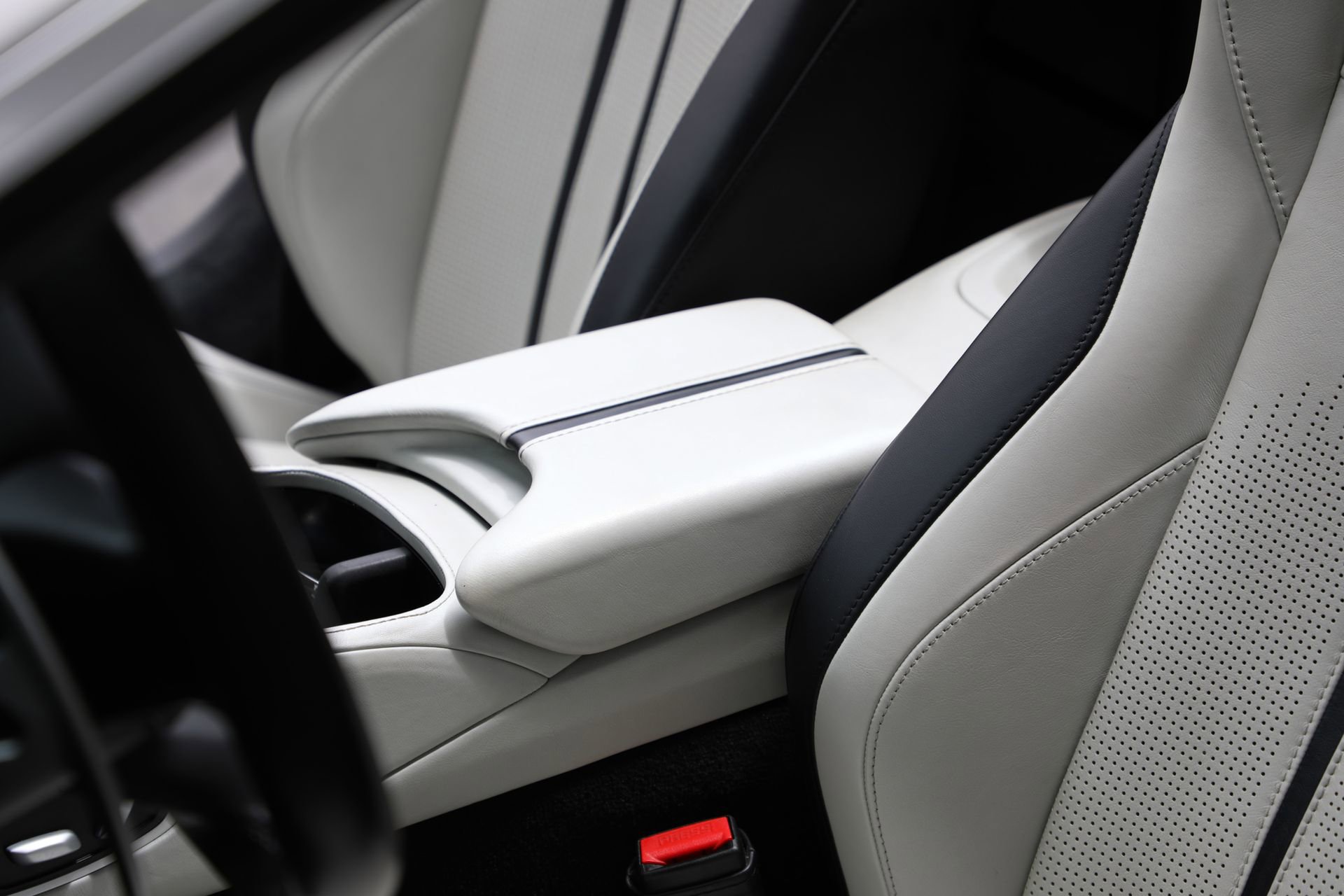Used 2023 Aston Martin V8 Vantage Roadster RWD image 45