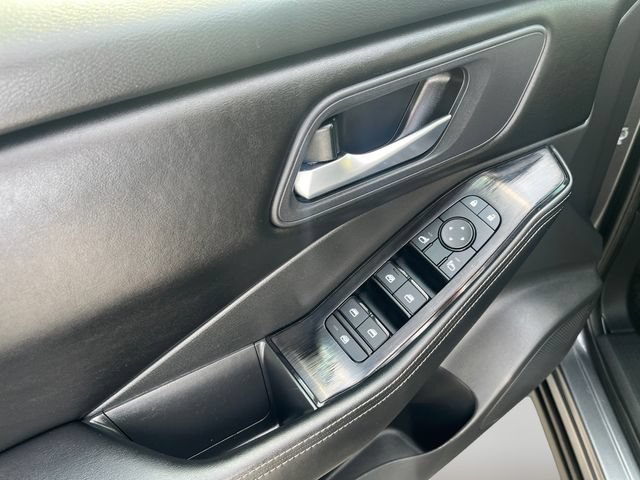Used 2025 Nissan Rogue SV AWD/4WD image 10