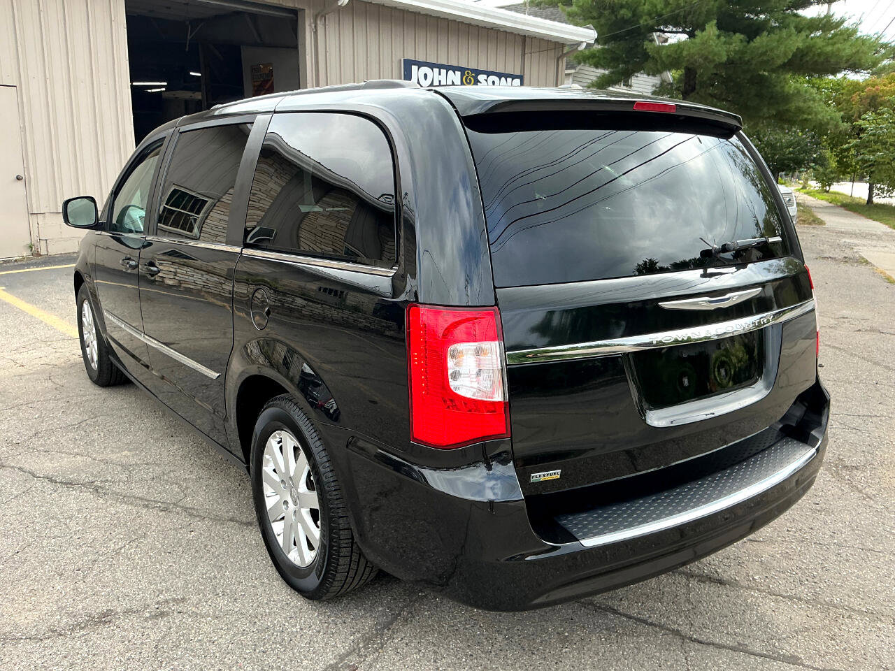 Used 2016 Chrysler Town & Country Touring image 5