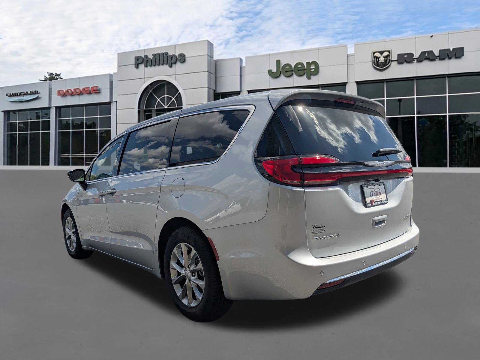 New 2026 Chrysler Pacifica Limited FWD image 5