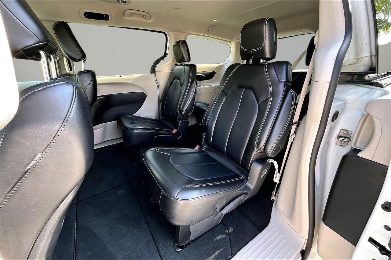 Used 2024 Chrysler Pacifica Touring-L FWD image 20