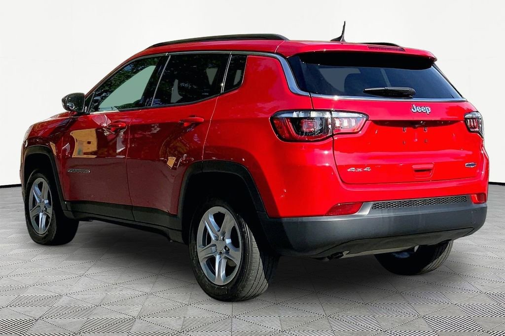 Used 2023 Jeep Compass Latitude w/ Convenience Group AWD/4WD image 4