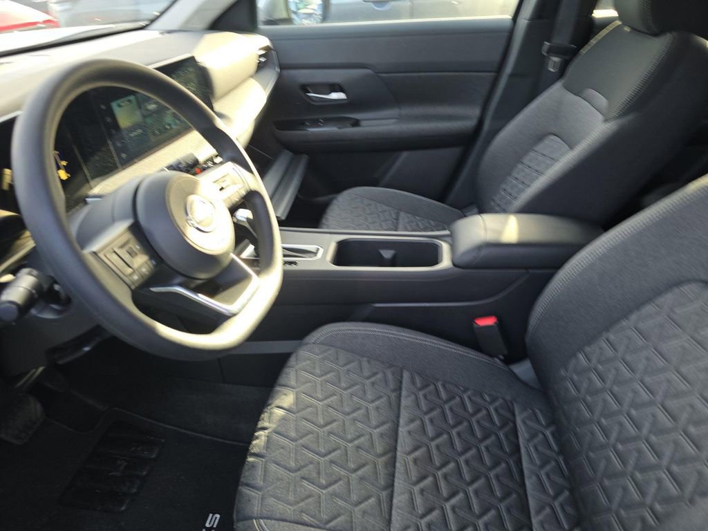 Used 2025 Nissan Kicks SV image 11