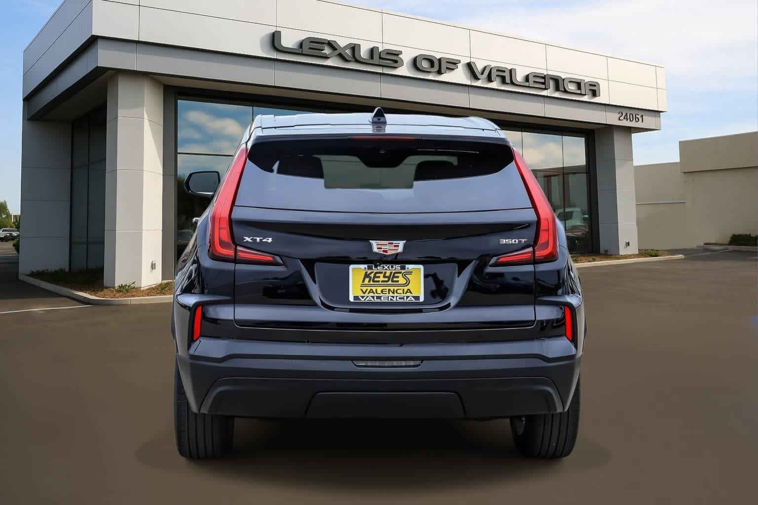 Used 2024 Cadillac XT4 Luxury w/ Cold Weather Package FWD image 3