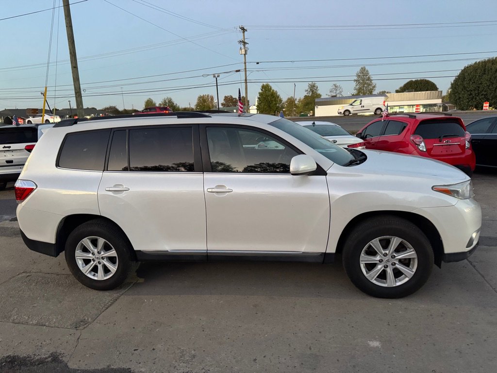 Used 2012 Toyota Highlander SE w/ Tow Pkg image 4