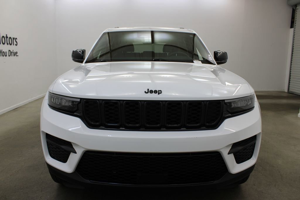 Used 2025 Jeep Grand Cherokee Altitude AWD/4WD image 7