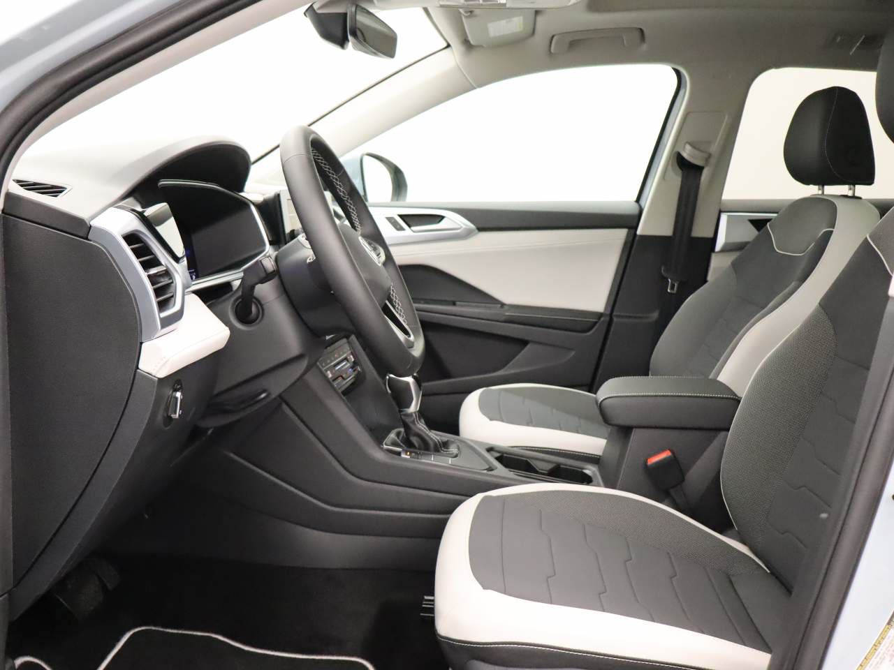 New 2026 Volkswagen Taos SE FWD image 14