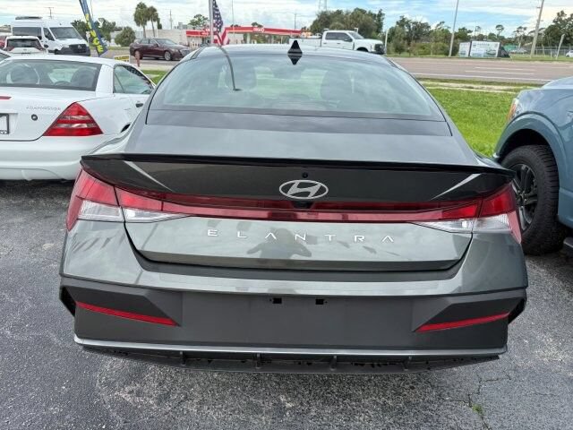 Used 2025 Hyundai Elantra Sport FWD image 4