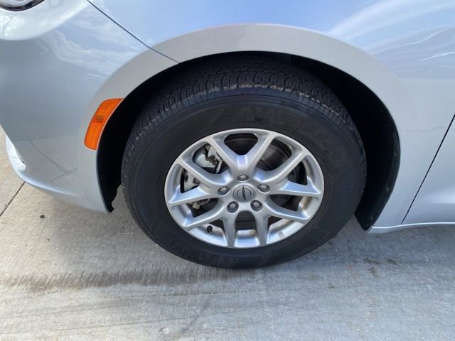Used 2024 Chrysler Pacifica Touring-L FWD image 11