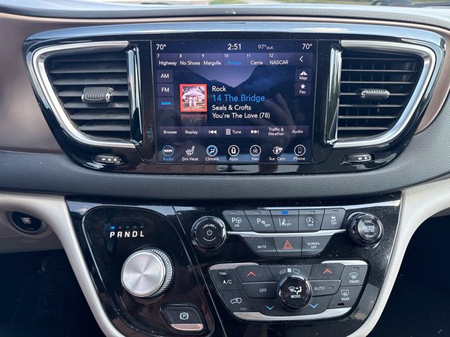 Used 2018 Chrysler Pacifica Touring-L Plus FWD image 12
