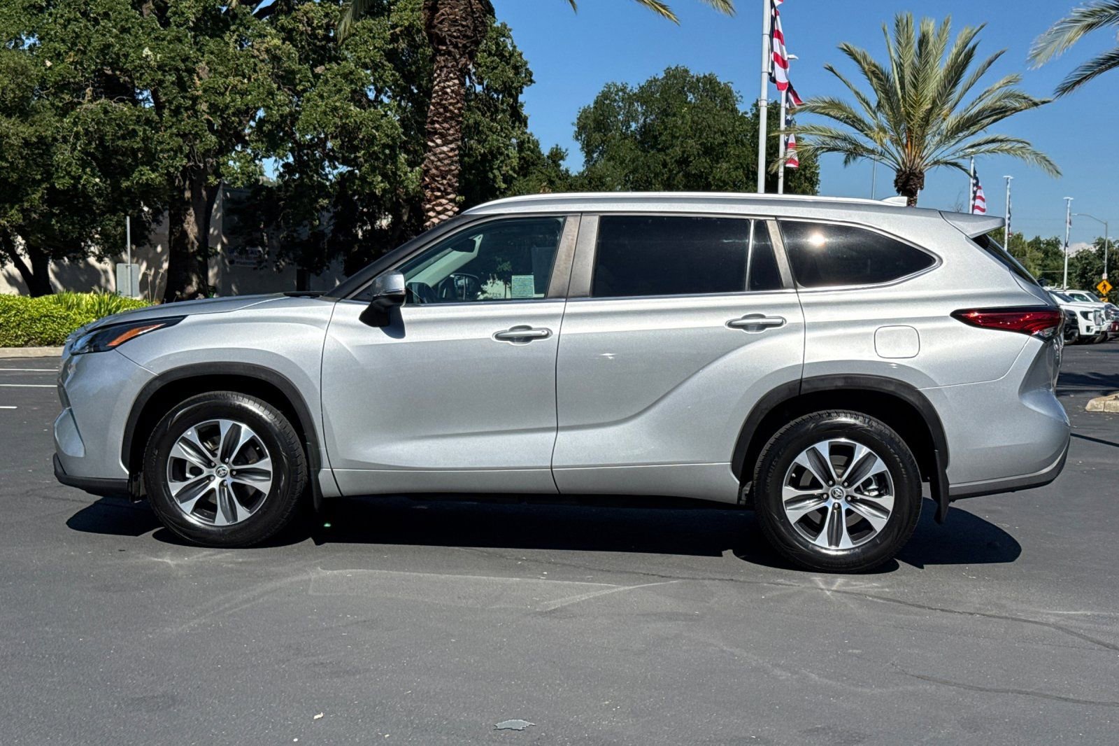 Used 2023 Toyota Highlander XLE image 6