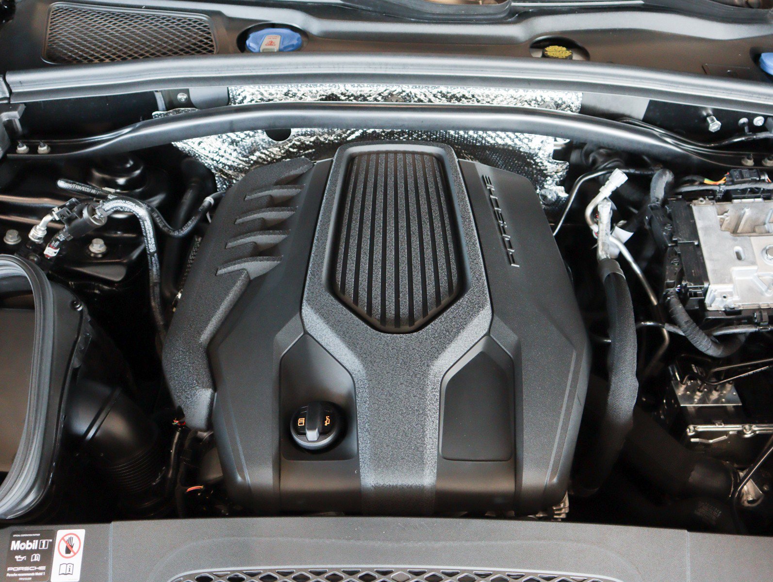 Certified 2025 Porsche Macan image 24