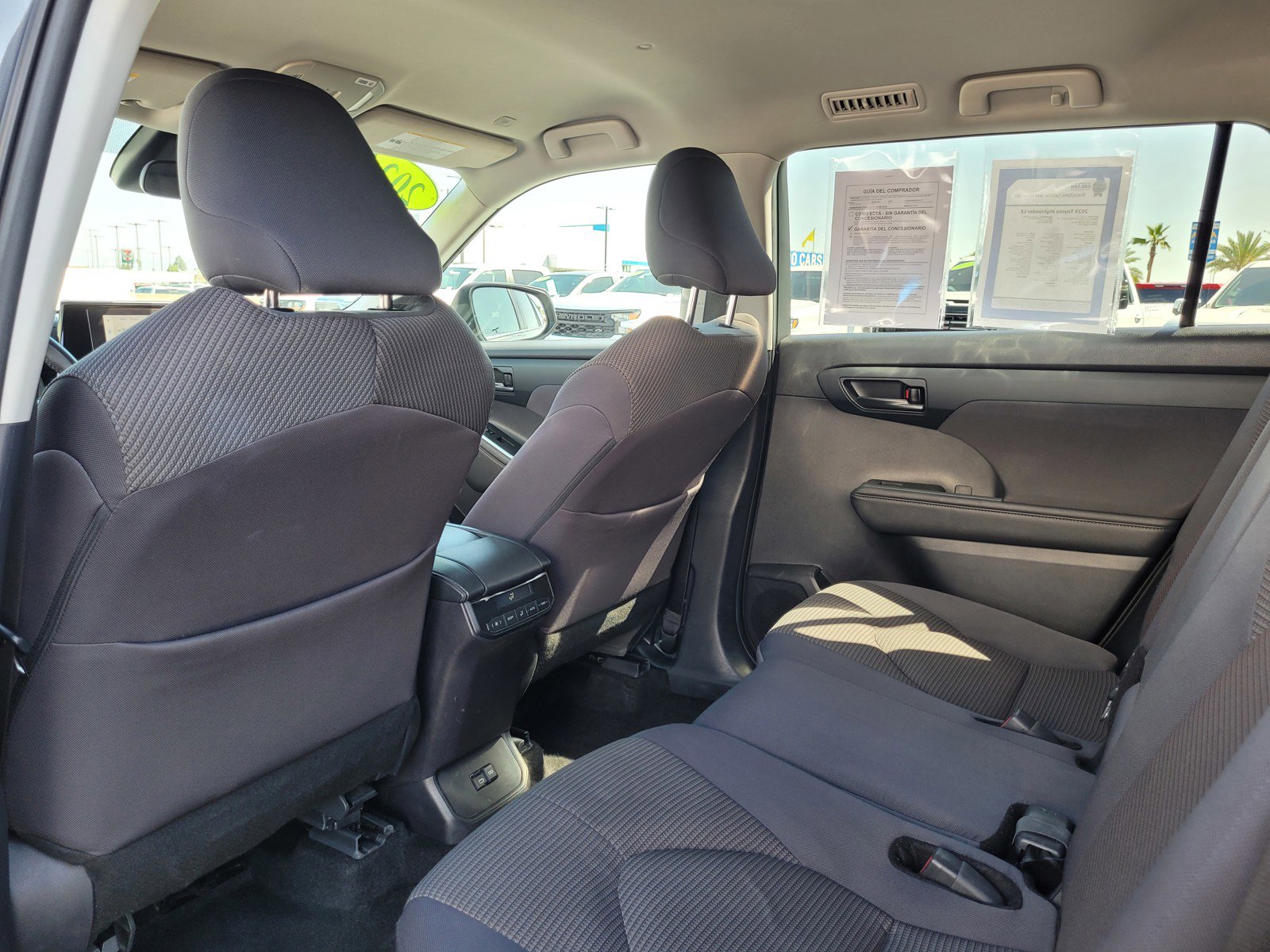 Used 2024 Toyota Highlander LE AWD/4WD image 14