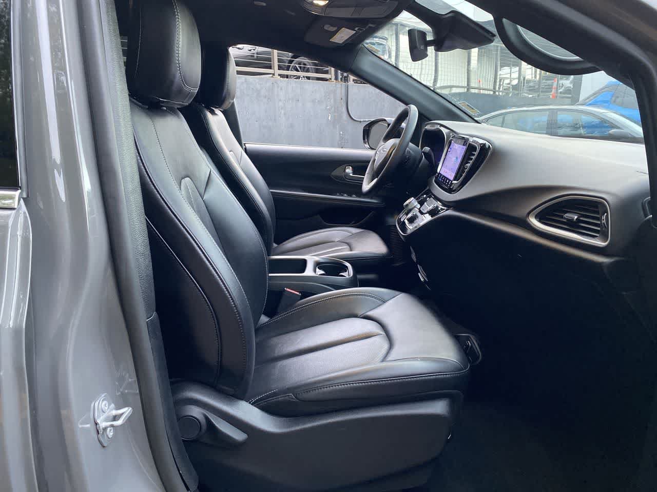 Used 2025 Chrysler Pacifica Select FWD image 18