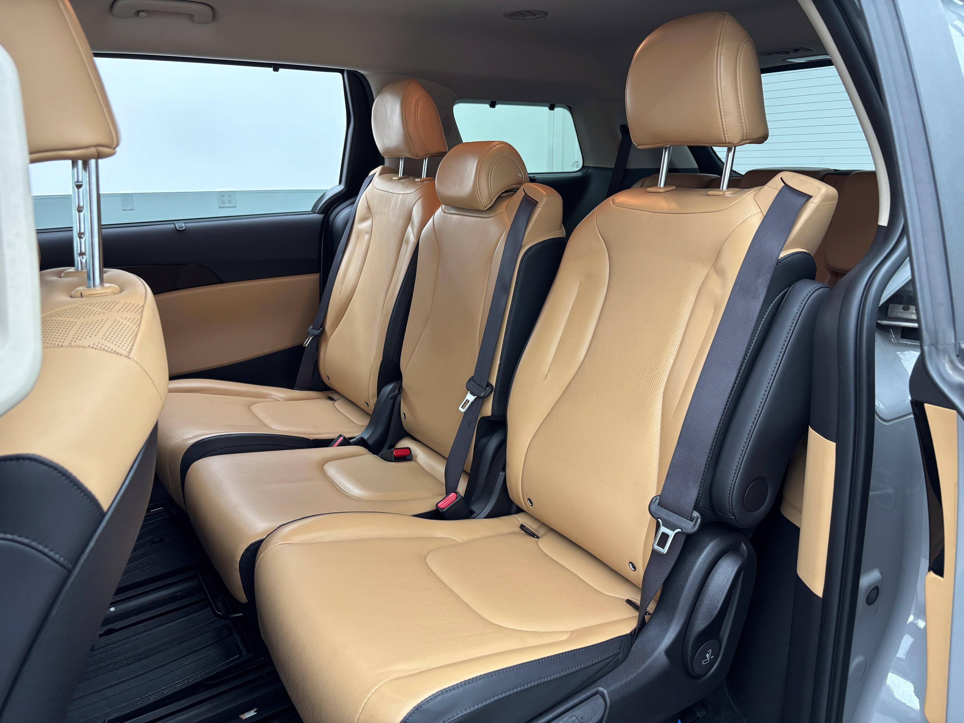 Used 2023 Kia Carnival EX FWD image 38