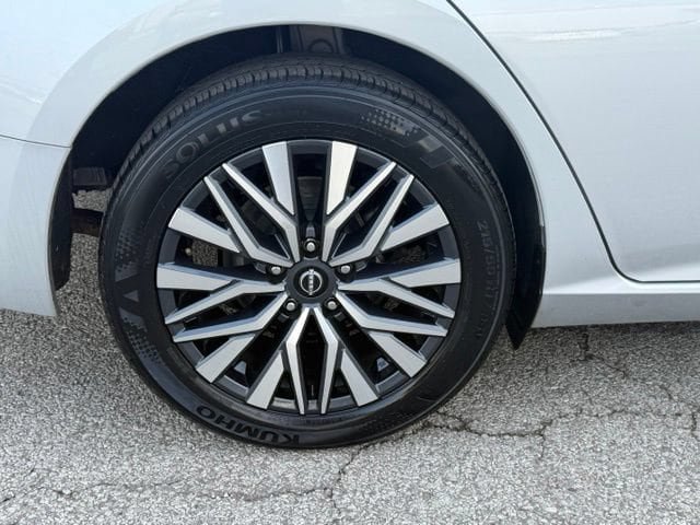Used 2025 Nissan Altima 2.5 SV FWD image 10