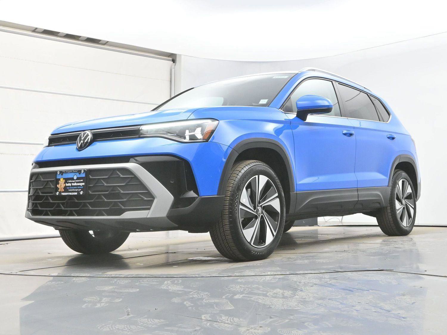 Certified 2025 Volkswagen Taos SE w/ Panoramic Sunroof Package AWD/4WD image 29