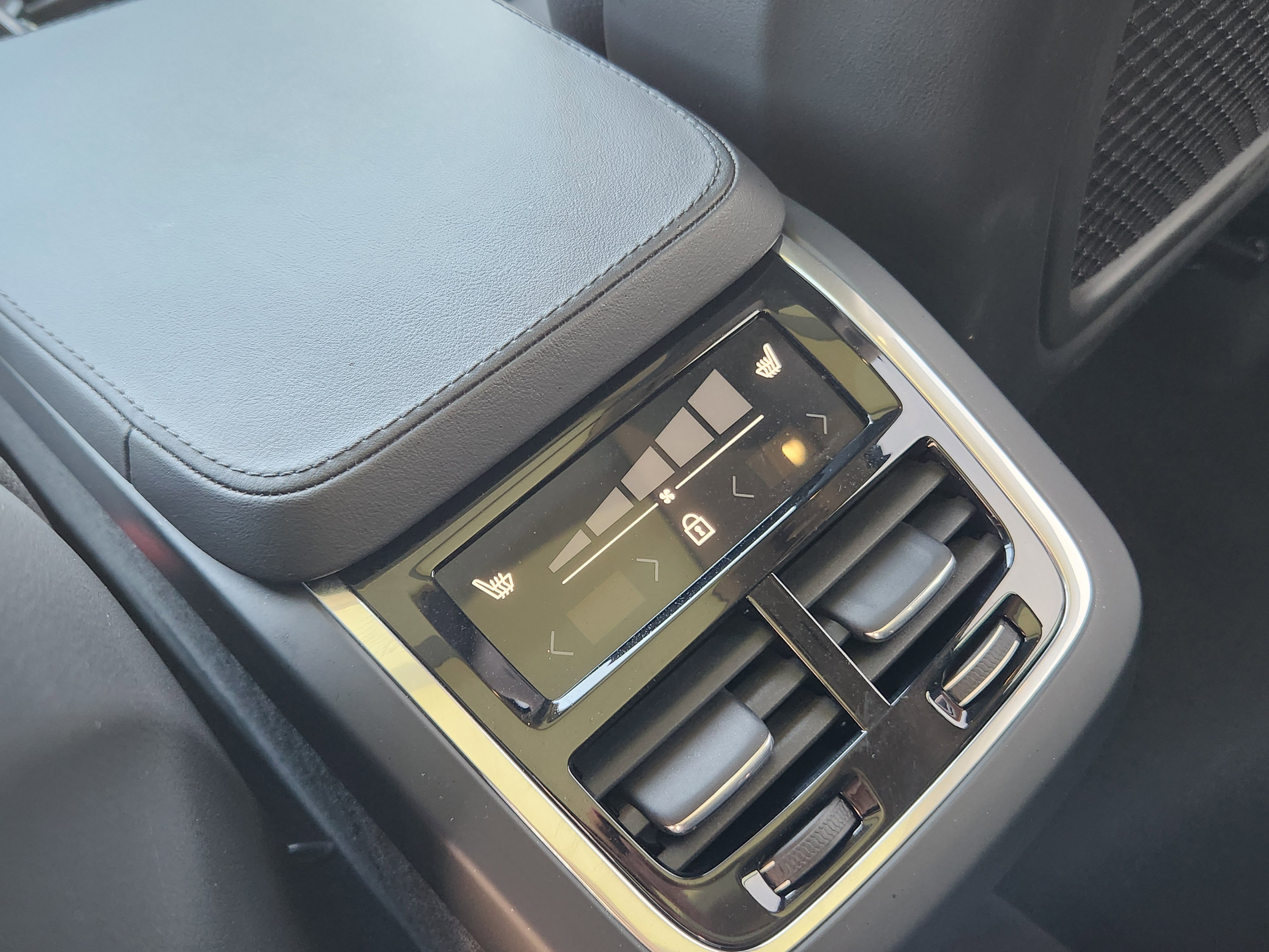 Used 2024 Volvo XC90 B5 Plus image 16